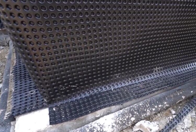 folię kubełkową wywijamy na szerokość ławy