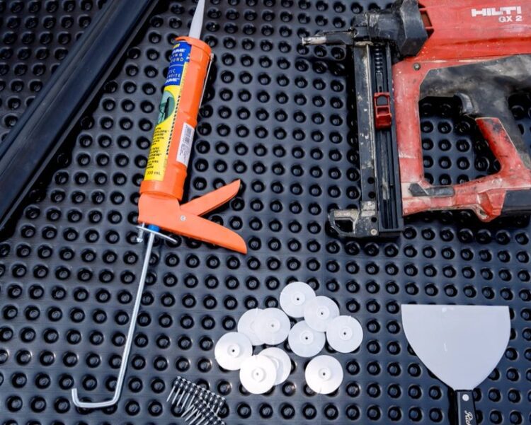 narzędzia potrzebne do montażu folii kubełkowej na fundamencie