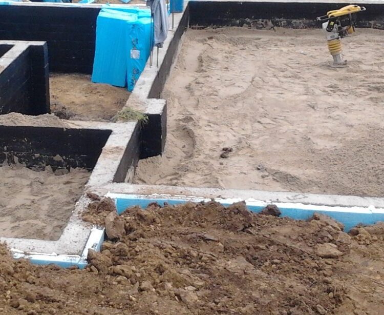zagęszczanie piasku w fundamentach za pomocą skoczka