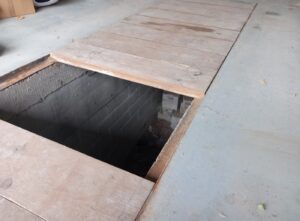 kanał z bloczków fundamentowych przykryty deskami