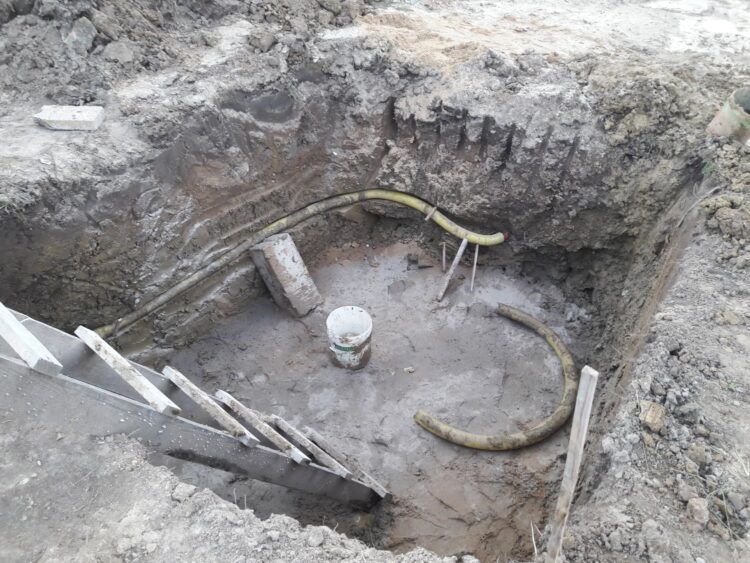 wykop pod zbiornik betonowy na deszczówkę i szambo