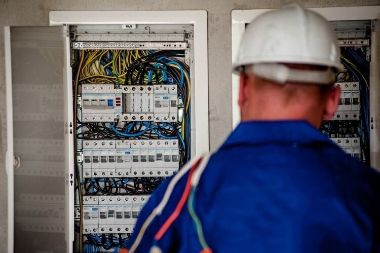Jak zapobiegać zwarciu elektrycznemu w domu?