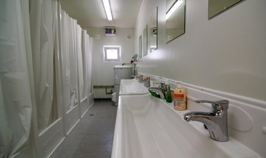 Jak wybrać kontenery prysznicowe: poradnik dla inwestora